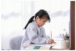 勉強する子供