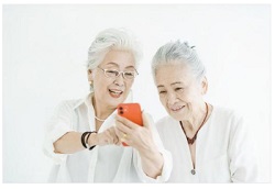 お年寄りの女性