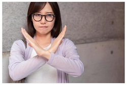 バツサインを出す女性